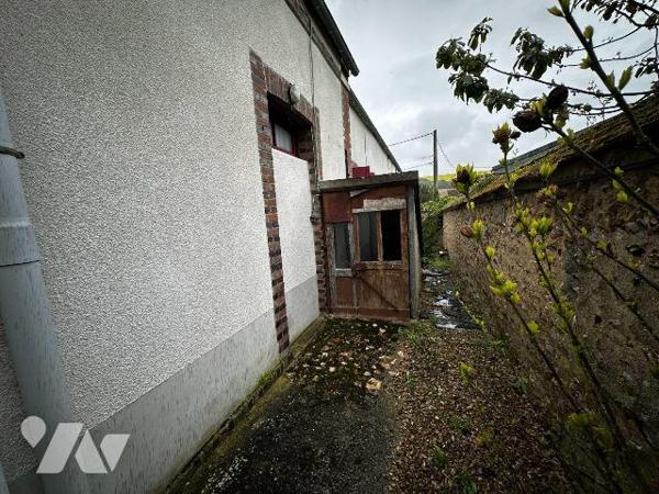 Hameau de Villeneuve sur Yonne, ancienne école ayant été transformée en habitation, comprenant ...