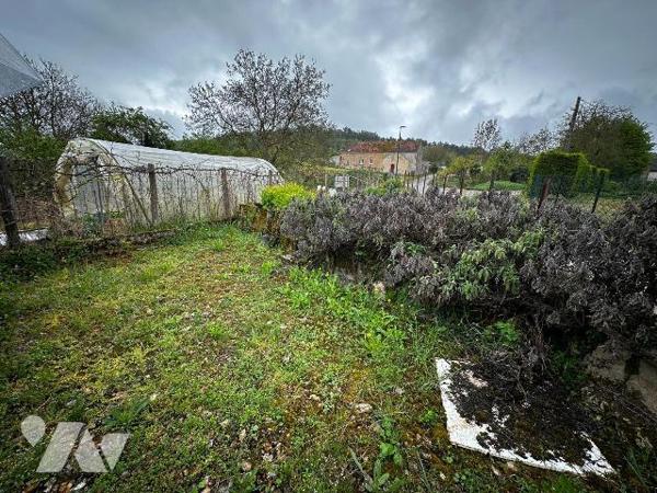 Hameau de Villeneuve sur Yonne, ancienne école ayant été transformée en habitation, comprenant ...