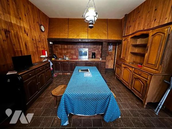 Hameau de Villeneuve sur Yonne, ancienne école ayant été transformée en habitation, comprenant ...