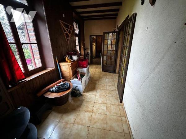 Hameau de Villeneuve sur Yonne, ancienne école ayant été transformée en habitation, comprenant ...