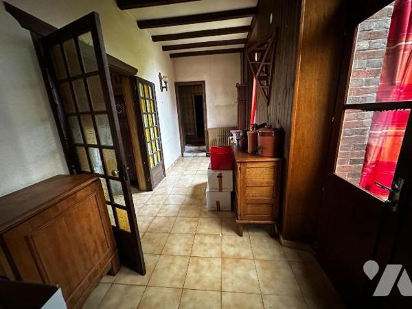 Hameau de Villeneuve sur Yonne, ancienne école ayant été transformée en habitation, comprenant ...