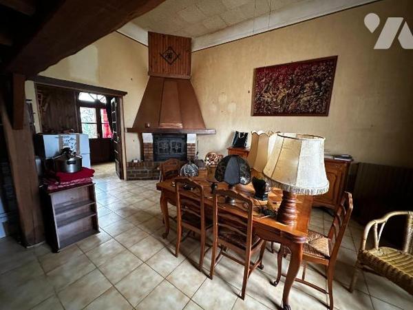 Hameau de Villeneuve sur Yonne, ancienne école ayant été transformée en habitation, comprenant ...