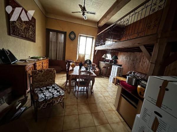 Hameau de Villeneuve sur Yonne, ancienne école ayant été transformée en habitation, comprenant ...