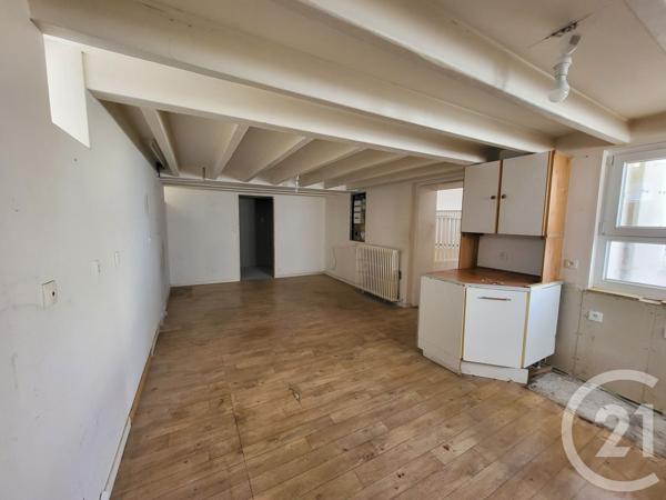 Maison à vendre  3 pièces - 107 m 2   SAINTES  - 17
