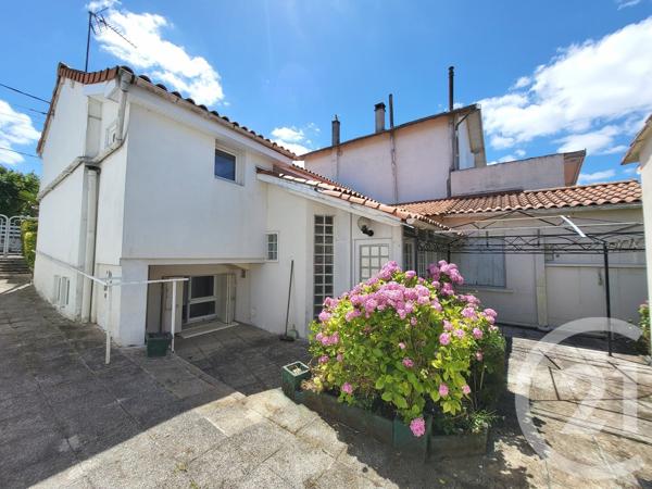 Maison à vendre  3 pièces - 107 m 2   SAINTES  - 17