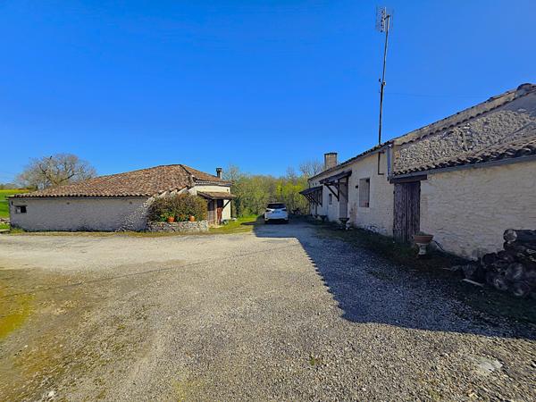 Lacaussade (47150) Bel ensemble en pierre - maison plain pied, studio indépendant, grange et Piscine sur 5000m²