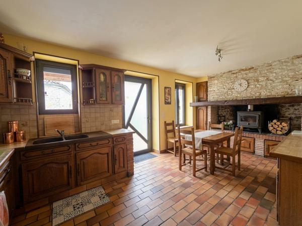 Lacaussade (47150) Bel ensemble en pierre - maison plain pied, studio indépendant, grange et Piscine sur 5000m²