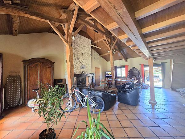 Lacaussade (47150) Bel ensemble en pierre - maison plain pied, studio indépendant, grange et Piscine sur 5000m²