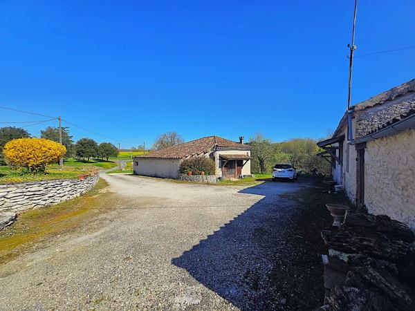 Lacaussade (47150) Bel ensemble en pierre - maison plain pied, studio indépendant, grange et Piscine sur 5000m²