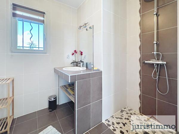 Malaucène (84340) Superbe Villa récente au pied du Mont Ventoux - 4 chambres - 3 salles d'eau - Piscine - Garage