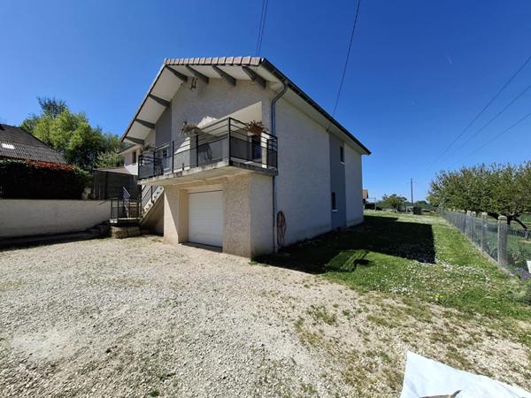 Maison avec sous-sol complet sur 824 m² de terrain