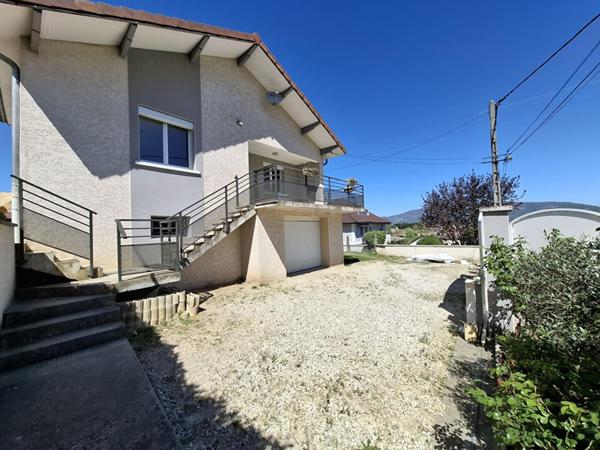 Maison avec sous-sol complet sur 824 m² de terrain