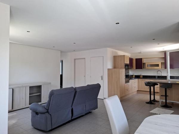 Maison avec sous-sol complet sur 824 m² de terrain