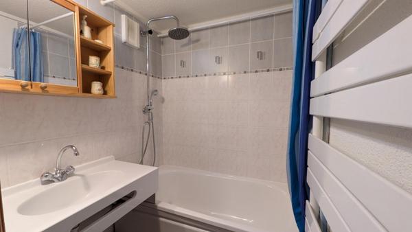 Appartement 3 pièces de 44M2 utile (35m2 carrez) OFFRANT une VUE DEGAGEE  avec GARAGE, place de PARKING PRIVATIVE et CAVE