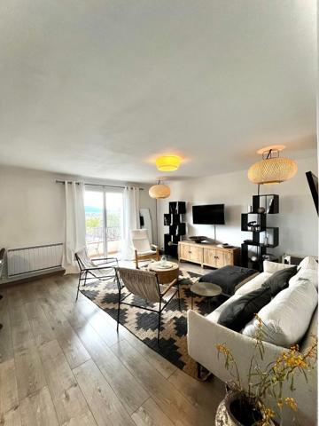 Grimaud (83310) Au calme Maison de village à Grimaud