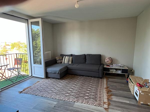 Appartement 4 pièces + cave + parking,  
Reze 44400