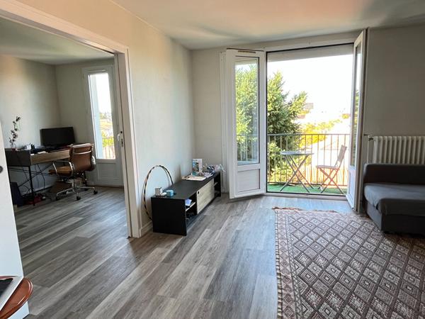 Appartement 4 pièces + cave + parking,  
Reze 44400