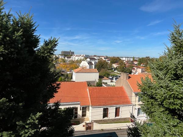 Appartement 4 pièces + cave + parking,  
Reze 44400