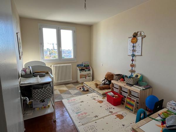 Appartement 4 pièces + cave + parking,  
Reze 44400
