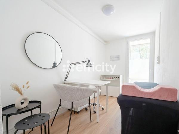 Local Commercial
         4 pièces
        - 56 m² Exclusivité 165 000 € *