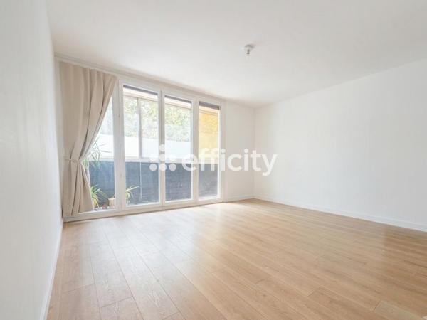 Local Commercial
         4 pièces
        - 56 m² Exclusivité 165 000 € *