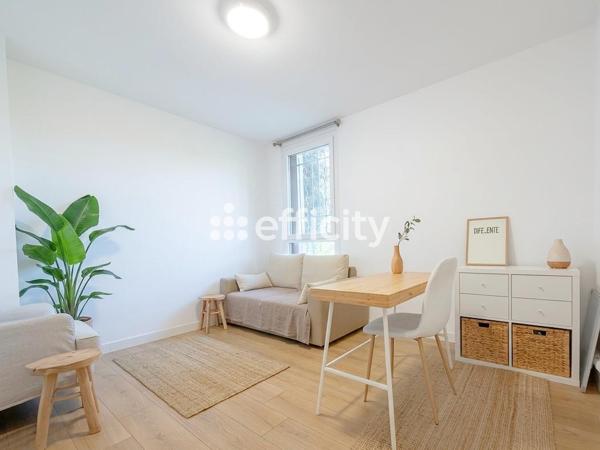 Local Commercial
         4 pièces
        - 56 m² Exclusivité 165 000 € *