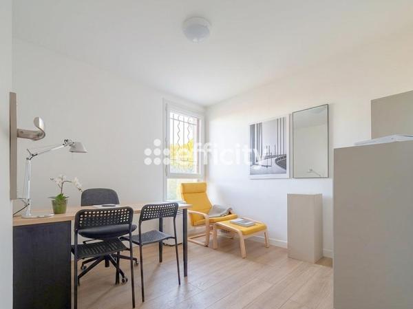 Local Commercial
         4 pièces
        - 56 m² Exclusivité 165 000 € *
