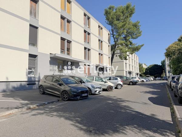 Local Commercial
         4 pièces
        - 56 m² Exclusivité 165 000 € *