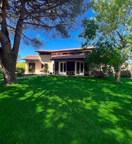 Laissez-vous charmer par cette pépite architecturale des années 80, édifiée au cœur d'un somptueux parc arboré et paysagé de près de 3 100 m², parsemé d'arbres fruitiers. Une véritable oasis de paix et de verdure, sans aucun vis-à-vis.
Dès le franchissement de la porte, cette propriété d'environ 180 m² habitables impose son style unique et ses volumes généreux. Le cœur de la maison s'articule autour d'une spectaculaire pièce de vie cathédrale sublimée par ses poutres apparentes et sa cheminée d'époque, insufflant une atmosphère à la fois chaleureuse et résolument authentique.


Côté intérieur : des prestations familiales et fonctionnelles

De plain-pied :
     Un vaste séjour cathédrale baigné de lumière avec cheminée.
     Une cuisine / des espaces de vie fluides complétés par 3 chambres confortables.
     Une salle de bains, un bureau (idéal télétravail), une buanderie et un garde-manger.
     Une agréable véranda, parfaite pour prolonger les soirées d'automne ou profiter des journées ensoleillées.

 À l’étage :
     Une élégante mezzanine en surplomb, offrant un espace lecture ou détente baigné de cachet.
     Une quatrième chambre supplémentaire et une salle d’eau privative.

Côté extérieur : un art de vivre privilégié

Le spectacle se poursuit dehors avec ce immense jardin arboré, véritable terrain de jeux ou havre de sérénité. Pour parfaire les beaux jours, une très grande piscine invite à la détente et aux moments de partage en famille ou entre amis.

Un garage double indépendant vient compléter les prestations de ce bien d'exception.
Les prestations techniques & Confort :
Surface habitable : 180 m2 Terrain : 3 100 m2 Divisible
 Chauffage : Électrique + climatisation réversible
Eau chaude : Ballon électrique
 Menuiseries : Double vitrage
 Stationnement : Garage double (2 places)

Une propriété rare sur le marché, alliance parfaite entre le charme de l'ancien revisité, l'architecture d'auteur et la quiétude de la nature.