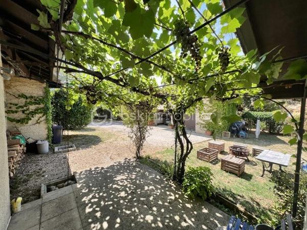 Laissez-vous charmer par cette pépite architecturale des années 80, édifiée au cœur d'un somptueux parc arboré et paysagé de près de 3 100 m², parsemé d'arbres fruitiers. Une véritable oasis de paix et de verdure, sans aucun vis-à-vis.
Dès le franchissement de la porte, cette propriété d'environ 180 m² habitables impose son style unique et ses volumes généreux. Le cœur de la maison s'articule autour d'une spectaculaire pièce de vie cathédrale sublimée par ses poutres apparentes et sa cheminée d'époque, insufflant une atmosphère à la fois chaleureuse et résolument authentique.


Côté intérieur : des prestations familiales et fonctionnelles

De plain-pied :
     Un vaste séjour cathédrale baigné de lumière avec cheminée.
     Une cuisine / des espaces de vie fluides complétés par 3 chambres confortables.
     Une salle de bains, un bureau (idéal télétravail), une buanderie et un garde-manger.
     Une agréable véranda, parfaite pour prolonger les soirées d'automne ou profiter des journées ensoleillées.

 À l’étage :
     Une élégante mezzanine en surplomb, offrant un espace lecture ou détente baigné de cachet.
     Une quatrième chambre supplémentaire et une salle d’eau privative.

Côté extérieur : un art de vivre privilégié

Le spectacle se poursuit dehors avec ce immense jardin arboré, véritable terrain de jeux ou havre de sérénité. Pour parfaire les beaux jours, une très grande piscine invite à la détente et aux moments de partage en famille ou entre amis.

Un garage double indépendant vient compléter les prestations de ce bien d'exception.
Les prestations techniques & Confort :
Surface habitable : 180 m2 Terrain : 3 100 m2 Divisible
 Chauffage : Électrique + climatisation réversible
Eau chaude : Ballon électrique
 Menuiseries : Double vitrage
 Stationnement : Garage double (2 places)

Une propriété rare sur le marché, alliance parfaite entre le charme de l'ancien revisité, l'architecture d'auteur et la quiétude de la nature.