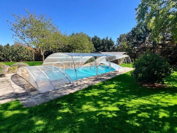 Laissez-vous charmer par cette pépite architecturale des années 80, édifiée au cœur d'un somptueux parc arboré et paysagé de près de 3 100 m², parsemé d'arbres fruitiers. Une véritable oasis de paix et de verdure, sans aucun vis-à-vis.
Dès le franchissement de la porte, cette propriété d'environ 180 m² habitables impose son style unique et ses volumes généreux. Le cœur de la maison s'articule autour d'une spectaculaire pièce de vie cathédrale sublimée par ses poutres apparentes et sa cheminée d'époque, insufflant une atmosphère à la fois chaleureuse et résolument authentique.


Côté intérieur : des prestations familiales et fonctionnelles

De plain-pied :
     Un vaste séjour cathédrale baigné de lumière avec cheminée.
     Une cuisine / des espaces de vie fluides complétés par 3 chambres confortables.
     Une salle de bains, un bureau (idéal télétravail), une buanderie et un garde-manger.
     Une agréable véranda, parfaite pour prolonger les soirées d'automne ou profiter des journées ensoleillées.

 À l’étage :
     Une élégante mezzanine en surplomb, offrant un espace lecture ou détente baigné de cachet.
     Une quatrième chambre supplémentaire et une salle d’eau privative.

Côté extérieur : un art de vivre privilégié

Le spectacle se poursuit dehors avec ce immense jardin arboré, véritable terrain de jeux ou havre de sérénité. Pour parfaire les beaux jours, une très grande piscine invite à la détente et aux moments de partage en famille ou entre amis.

Un garage double indépendant vient compléter les prestations de ce bien d'exception.
Les prestations techniques & Confort :
Surface habitable : 180 m2 Terrain : 3 100 m2 Divisible
 Chauffage : Électrique + climatisation réversible
Eau chaude : Ballon électrique
 Menuiseries : Double vitrage
 Stationnement : Garage double (2 places)

Une propriété rare sur le marché, alliance parfaite entre le charme de l'ancien revisité, l'architecture d'auteur et la quiétude de la nature.