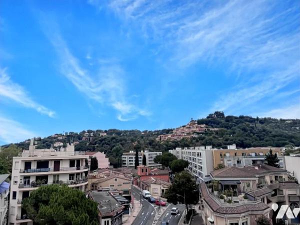 Vallauris au centre ville et en étage  élevé grand 3 pièces avec terrasse circulaire et garage 