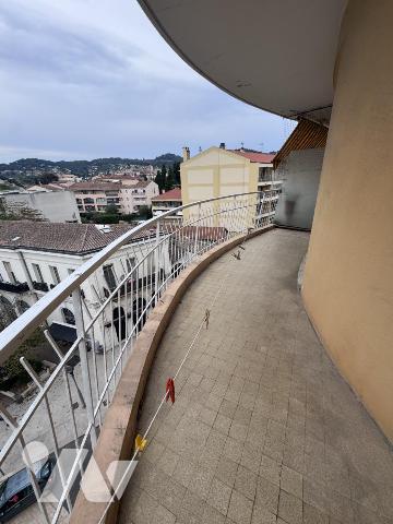 Vallauris au centre ville et en étage  élevé grand 3 pièces avec terrasse circulaire et garage 