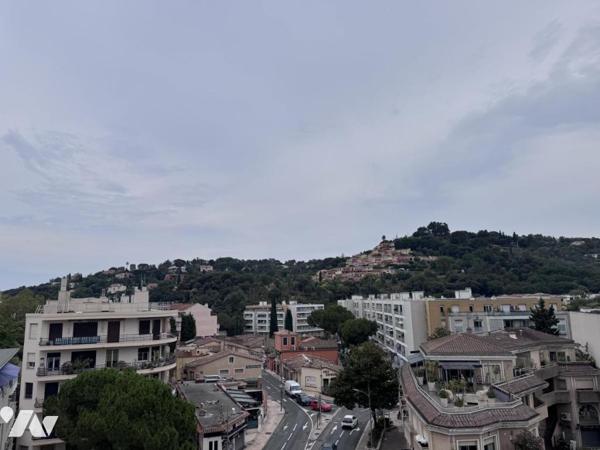Vallauris au centre ville et en étage  élevé grand 3 pièces avec terrasse circulaire et garage 