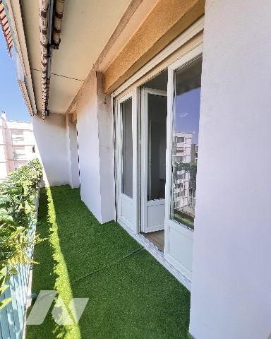 Villeurbanne limite Montchat, T4 traversant et rénové de 71,28 m² avec balcon et vue dégagée.