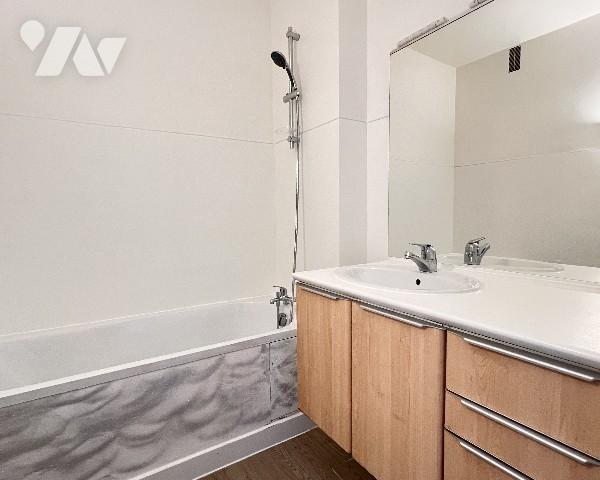 Villeurbanne limite Montchat, T4 traversant et rénové de 71,28 m² avec balcon et vue dégagée.