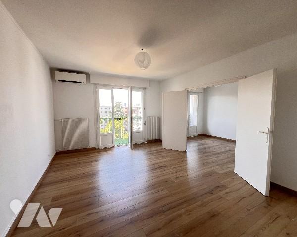 Villeurbanne limite Montchat, T4 traversant et rénové de 71,28 m² avec balcon et vue dégagée.