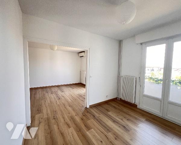 Villeurbanne limite Montchat, T4 traversant et rénové de 71,28 m² avec balcon et vue dégagée.