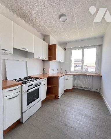 Villeurbanne limite Montchat, T4 traversant et rénové de 71,28 m² avec balcon et vue dégagée.