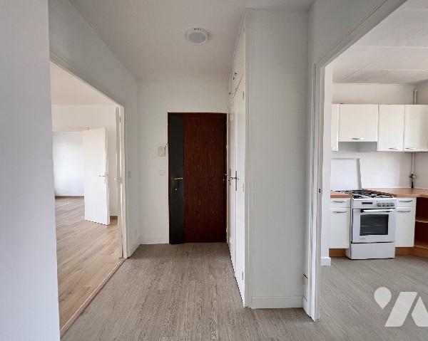 Villeurbanne limite Montchat, T4 traversant et rénové de 71,28 m² avec balcon et vue dégagée.