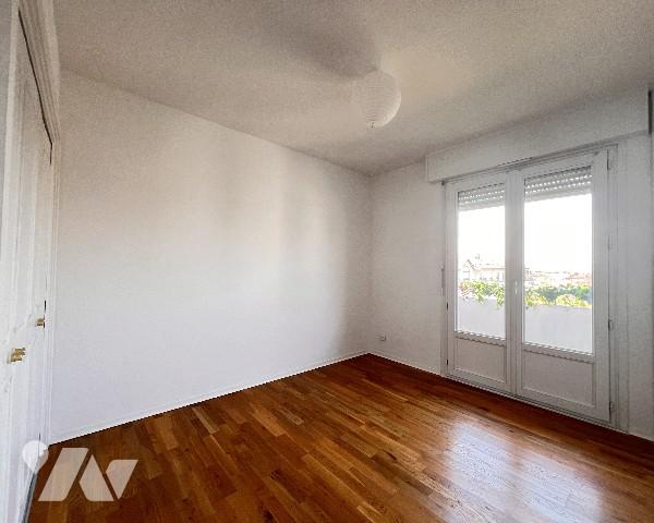 Villeurbanne limite Montchat, T4 traversant et rénové de 71,28 m² avec balcon et vue dégagée.