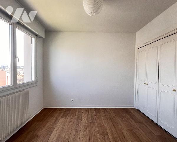 Villeurbanne limite Montchat, T4 traversant et rénové de 71,28 m² avec balcon et vue dégagée.