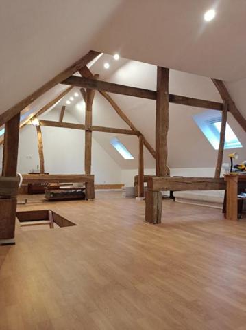 Maison  joliment restaurée avec dépendances + terrain constructible