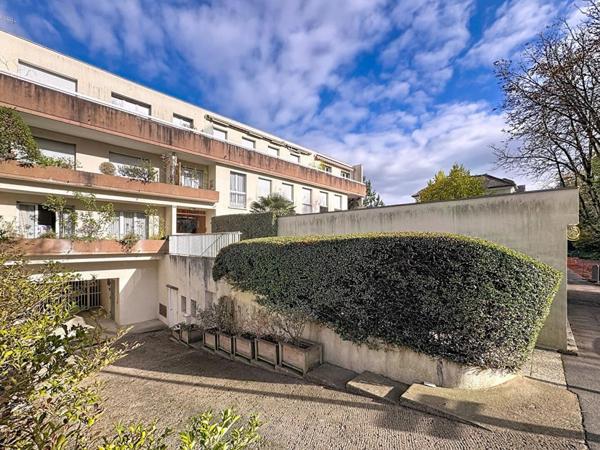 À deux pas de la gare de Bièvres Dernier étage avec terrasse