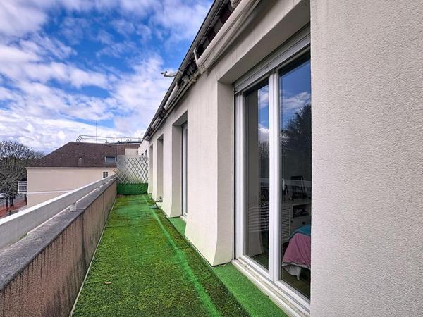 À deux pas de la gare de Bièvres Dernier étage avec terrasse