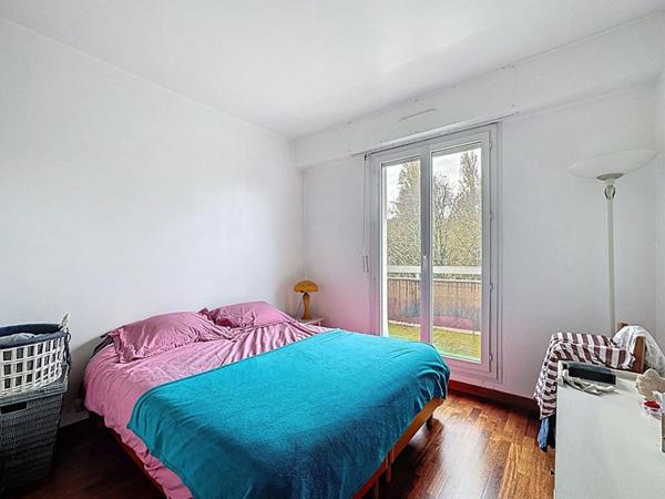 À deux pas de la gare de Bièvres Dernier étage avec terrasse