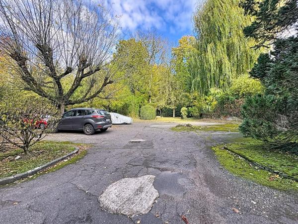 À deux pas de la gare de Bièvres Dernier étage avec terrasse
