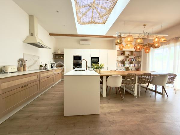 Exclusivité et Prestations Haut de Gamme
J'ai le plaisir de vous présenter cette somptueuse propriété de 222m² habitables nichée sur une parcelle clôturée de 785m².
Cette maison des années 50 a bénéficié en 2024 d'une spectaculaire extension de 110m² à toits plats, apportant une touche architecturale résolument moderne.
Les prestations intérieures :
- Un espace de vie majestueux de plus de 60m², doté d'une grande verrière façon toit cathédrale qui baigne l'espace d'une luminosité exceptionnelle.
- Une cuisine splendide et ultra-équipée, dotée d'un électroménager haut de gamme et d'une très grande table repas intégrée. La décoration intérieure y est extrêmement soignée.
- Un coin bureau dans l'entrée disposant de grands placards intégrés sur mesure et de belle qualité.
- 6 chambres spacieuses dont 2 avec salle d'eau, un nombre idéal pour une famille nombreuse ou recomposée. En fonction de vos besoins, une ou plusieurs chambres peuvent être lieux de sport, de jeux ou de travail.
- Une salle d'eau commune en grande partie composée de travertin, matériau noble.
- Chauffage au gaz de ville dans le coin nuit et climatisation réversible pour un confort thermique optimal.
Les extérieurs :Ne tardez pas à demander une visite !
- Une magnifique terrasse en bois idéale pour des moments partagés
- Sortie terrasse intime pour l'une des chambres
- Une jolie piscine avec un bel espace pour se détendre autour
- Du gazon synthétique de qualité supérieure posé par un professionnel
- Parking pouvant accueillir plusieurs véhicules
Bien rare sur le marché, s'adressant à une clientèle en quête de confort absolu, de volumes et de modernité. Proche du centre ville à pied et de toutes les commodités de Castres.
RDV et plus d'information par téléphone 7j/7