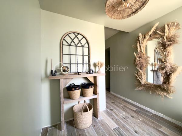 Exclusivité et Prestations Haut de Gamme
J'ai le plaisir de vous présenter cette somptueuse propriété de 222m² habitables nichée sur une parcelle clôturée de 785m².
Cette maison des années 50 a bénéficié en 2024 d'une spectaculaire extension de 110m² à toits plats, apportant une touche architecturale résolument moderne.
Les prestations intérieures :
- Un espace de vie majestueux de plus de 60m², doté d'une grande verrière façon toit cathédrale qui baigne l'espace d'une luminosité exceptionnelle.
- Une cuisine splendide et ultra-équipée, dotée d'un électroménager haut de gamme et d'une très grande table repas intégrée. La décoration intérieure y est extrêmement soignée.
- Un coin bureau dans l'entrée disposant de grands placards intégrés sur mesure et de belle qualité.
- 6 chambres spacieuses dont 2 avec salle d'eau, un nombre idéal pour une famille nombreuse ou recomposée. En fonction de vos besoins, une ou plusieurs chambres peuvent être lieux de sport, de jeux ou de travail.
- Une salle d'eau commune en grande partie composée de travertin, matériau noble.
- Chauffage au gaz de ville dans le coin nuit et climatisation réversible pour un confort thermique optimal.
Les extérieurs :Ne tardez pas à demander une visite !
- Une magnifique terrasse en bois idéale pour des moments partagés
- Sortie terrasse intime pour l'une des chambres
- Une jolie piscine avec un bel espace pour se détendre autour
- Du gazon synthétique de qualité supérieure posé par un professionnel
- Parking pouvant accueillir plusieurs véhicules
Bien rare sur le marché, s'adressant à une clientèle en quête de confort absolu, de volumes et de modernité. Proche du centre ville à pied et de toutes les commodités de Castres.
RDV et plus d'information par téléphone 7j/7