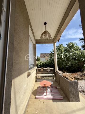 Exclusivité et Prestations Haut de Gamme
J'ai le plaisir de vous présenter cette somptueuse propriété de 222m² habitables nichée sur une parcelle clôturée de 785m².
Cette maison des années 50 a bénéficié en 2024 d'une spectaculaire extension de 110m² à toits plats, apportant une touche architecturale résolument moderne.
Les prestations intérieures :
- Un espace de vie majestueux de plus de 60m², doté d'une grande verrière façon toit cathédrale qui baigne l'espace d'une luminosité exceptionnelle.
- Une cuisine splendide et ultra-équipée, dotée d'un électroménager haut de gamme et d'une très grande table repas intégrée. La décoration intérieure y est extrêmement soignée.
- Un coin bureau dans l'entrée disposant de grands placards intégrés sur mesure et de belle qualité.
- 6 chambres spacieuses dont 2 avec salle d'eau, un nombre idéal pour une famille nombreuse ou recomposée. En fonction de vos besoins, une ou plusieurs chambres peuvent être lieux de sport, de jeux ou de travail.
- Une salle d'eau commune en grande partie composée de travertin, matériau noble.
- Chauffage au gaz de ville dans le coin nuit et climatisation réversible pour un confort thermique optimal.
Les extérieurs :Ne tardez pas à demander une visite !
- Une magnifique terrasse en bois idéale pour des moments partagés
- Sortie terrasse intime pour l'une des chambres
- Une jolie piscine avec un bel espace pour se détendre autour
- Du gazon synthétique de qualité supérieure posé par un professionnel
- Parking pouvant accueillir plusieurs véhicules
Bien rare sur le marché, s'adressant à une clientèle en quête de confort absolu, de volumes et de modernité. Proche du centre ville à pied et de toutes les commodités de Castres.
RDV et plus d'information par téléphone 7j/7